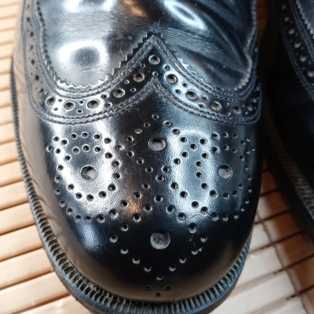 Florsheim men's black leather wingtip Oxford shoe. Sz 9.5 EEE. Great condition.
